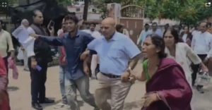 भूमि विवाद मामले में आदेश से नाराज पक्षकारों ने सहायक बंदोबस्त पदाधिकारी को उनके कार्यालय से बाहर निकालकर सीधे आयुक्त कार्यालय पहुंचा दिया -9.6.2026